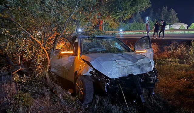 Afyonkarahisar'da iki otomobil çarpıştı, 2 kardeş öldü, 3 kişi yaralandı