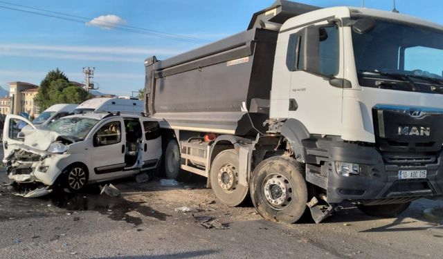 Balıkesir'de kamyonla çarpışan hafif ticari araçtaki 6 kişi yaralandı