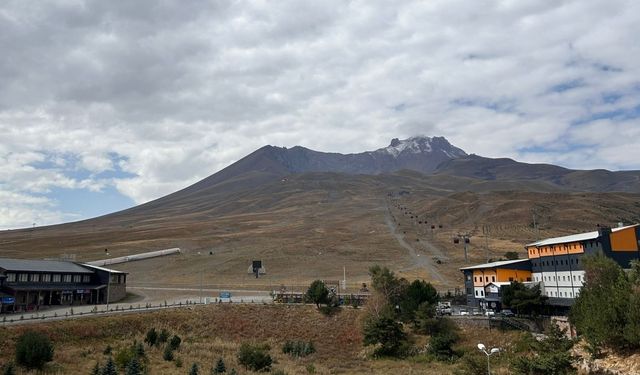 Erciyes Dağı'nın zirvesine kar yağdı