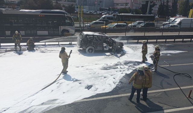 Esenyurt'ta araç yangını nedeniyle D-100 Edirne istikameti trafiğe kapandı