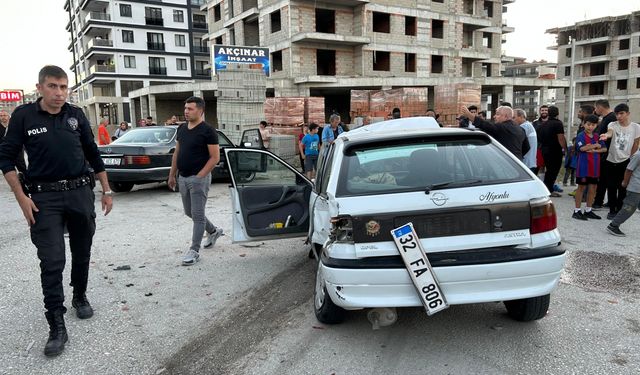 Isparta'da iki otomobilin çarpıştığı kazada 5 kişi yaralandı