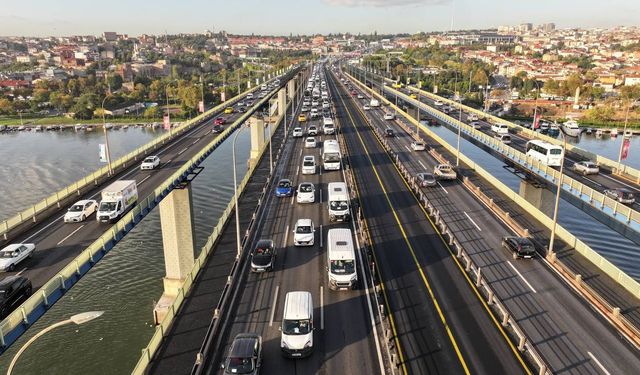 İstanbul'da yeni eğitim öğretim yılının ilk gününde trafik yoğunluğu oluştu