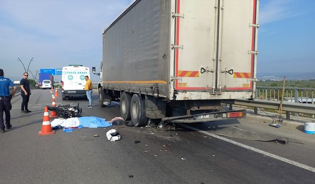 Manisa'da kamyona çarpan motosikletteki sürücü öldü