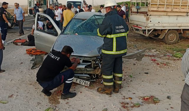 Mardin'de iki otomobilin çarpışması sonucu 5'i çocuk 9 kişi yaralandı