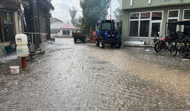 Ağrı ve Kars'ta sağanak ve dolu etkili oldu