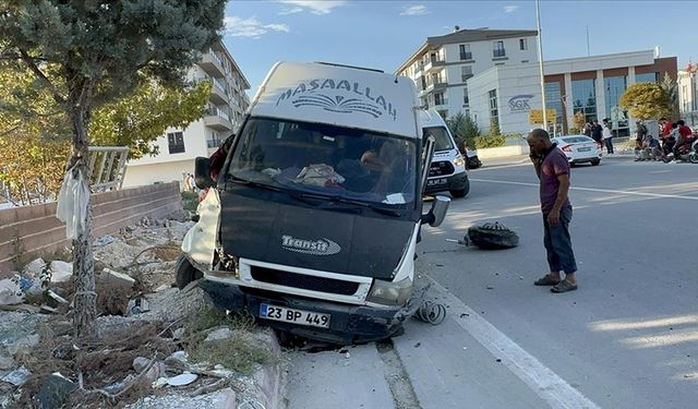 Aksaray'da mevsimlik işçileri taşıyan minibüs ile otomobil çarpıştı, 15 kişi yaralandı