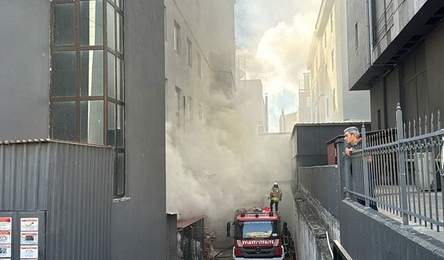 Beylikdüzü'nde fabrikada çıkan yangına müdahale ediliyor