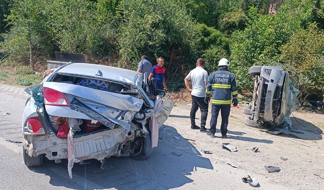 Çorum'da 2 otomobilin çarpışması sonucu 8 kişi yaralandı