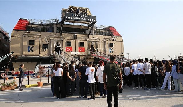 Depremzede lise öğrencileri için "Yüzen Okul"da ilk ders zili çaldı