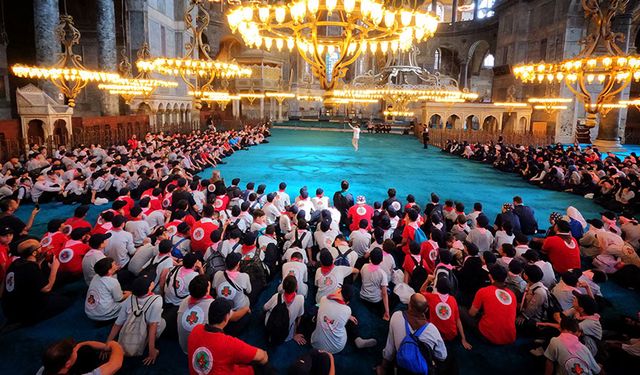 Diyanet izci gençlikten Ayasofya'ya ziyaret