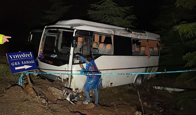 Eskişehir'de midibüsün yoldan çıkması sonucu 14 polis memuru yaralandı