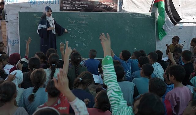 Gönüllü öğretmenlerin girişimiyle Gazze'de kurulan çadır okulda 650 öğrenci eğitimle buluşturuldu