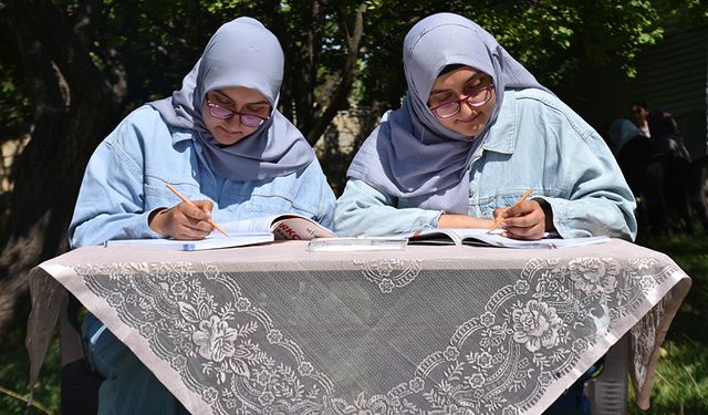 İkizinden ayrılmamak için üniversite hayalini bir yıl erteledi