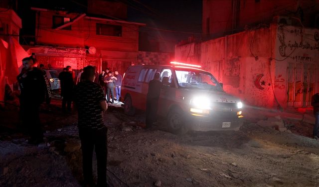 İşgalcilerin Batı Şeria'nın Tulkerim kentinde bir araca düzenlediği İHA saldırısında 3 kişi şehit oldu