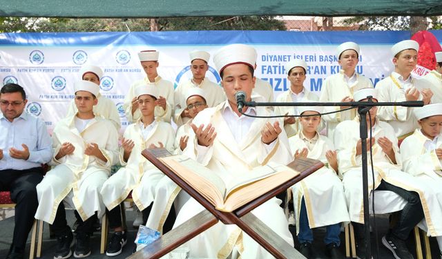 Isparta Fatih Kur’an Kursu hafızlarını mezun etti