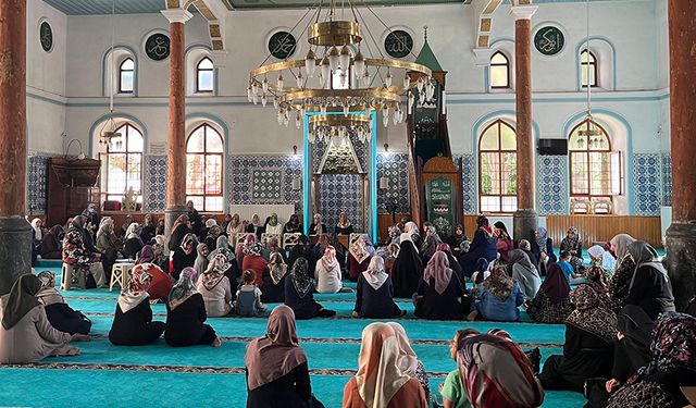 Ispartalı kadınlar Hz. Peygamber'i anmak için bir araya geldi