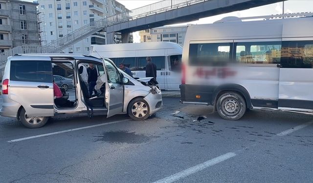 Kars'ta öğrenci servisi ile otomobilin çarpıştığı kazada 6 kişi yaralandı