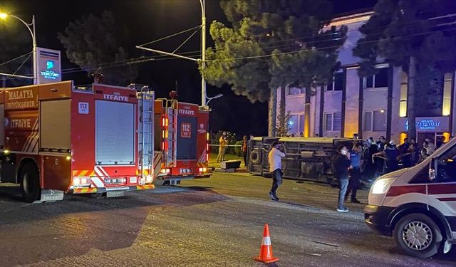 Malatya'da işçi servisiyle otomobil çarpıştı, 1 ölü, 14 yaralı