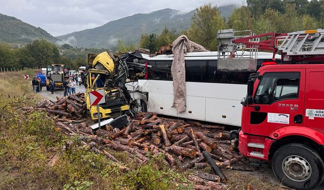 Zonguldak'ta otobüsle kamyonun çarpıştığı kazada 2 kişi öldü, 23 kişi yaralandı