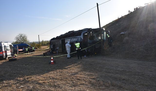 Afyonkarahisar'da yolcu otobüsünün devrildiği kazada 21 kişi yaralandı