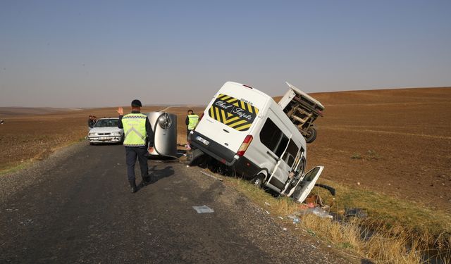 Diyarbakır'da 3 aracın karıştığı kazada, 15'i öğretmen 17 kişi yaralandı