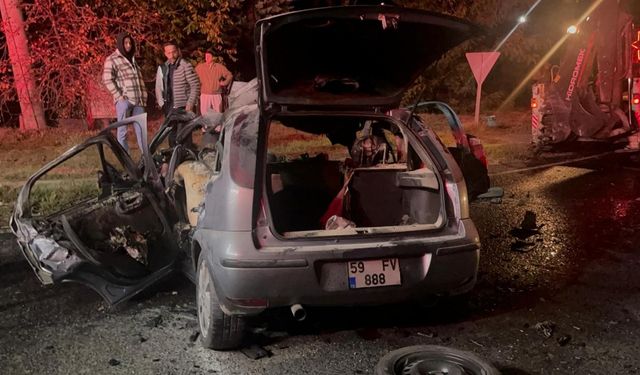 Tekirdağ'da otomobil ile iş makinesi çarpıştı, 5 kişi öldü 1 kişi yaralandı