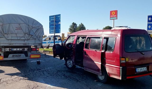 Tekirdağ'da tır ile panelvanın çarpışması sonucu 12 kişi yaralandı