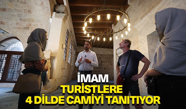 Antalya'da imam görev yaptığı tarihi camiyi turistlere 4 dilde anlatıyor