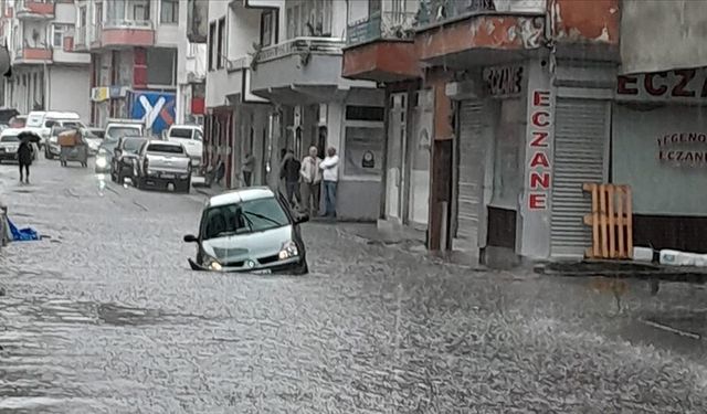 Artvin'in Hopa ilçesinde sağanak hasara yol açtı