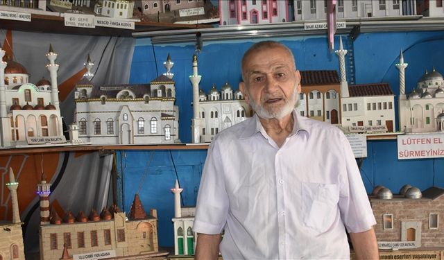 Asırlık camilerin minyatürünü yapan 83 yaşındaki emekli, hat sanatına da gönül verdi