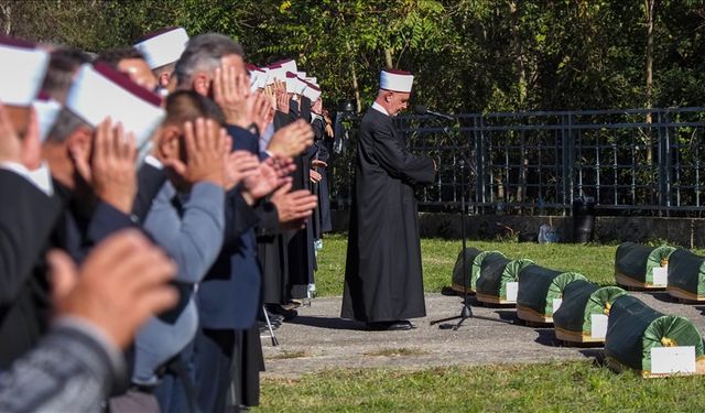 Bosna Hersek'teki sel felaketinde hayatını kaybedenler için toplu cenaze töreni