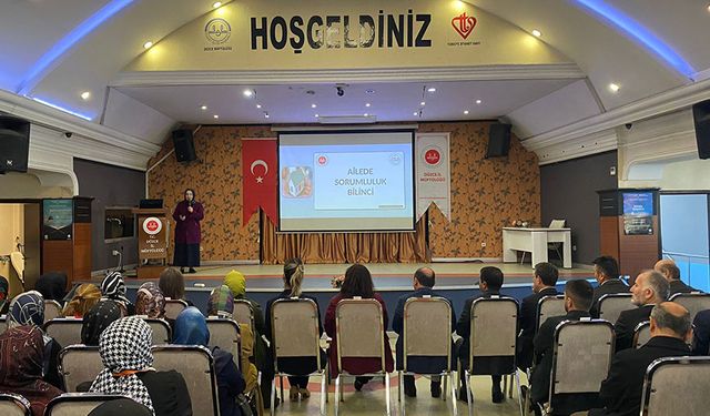 Düzce'de "Ailede Sorumluluk Bilinci" konferansı verildi