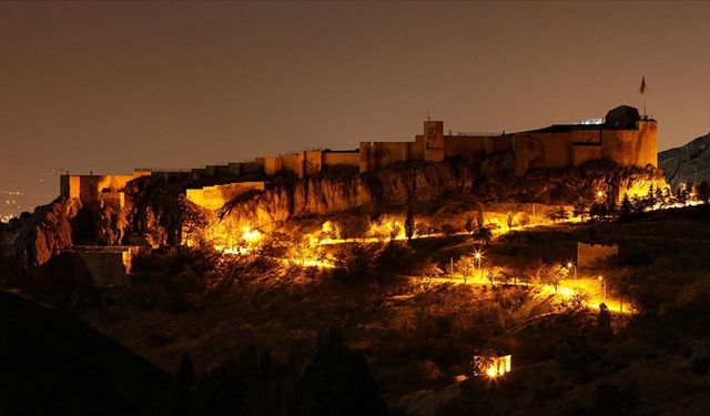 Elazığ'ın tarihi Harput Mahallesi gece görüntülendi