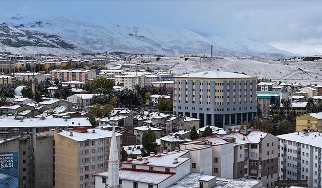 Erzurum şehir merkezine mevsimin ilk karı yağdı