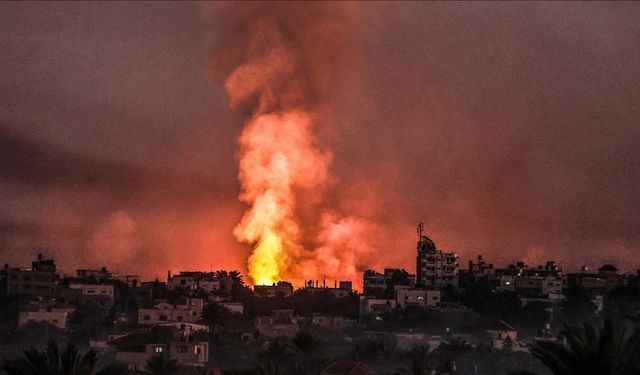 Gazze’nin kuzeyinde iletişimi kesen işgalciler, bölgeye yoğun bombardıman düzenliyor