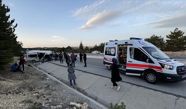 Karaman'da işçi servisinin devrildiği kazada 2 kişi öldü 13 kişi yaralandı