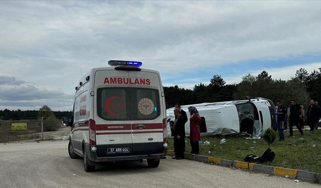 Kastamonu'da okul servisi ile tırın çarpışması sonucu 12'si öğrenci 13 kişi yaralandı