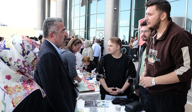 Üniversiteli gençlerden müftülük standına yoğu ilgi