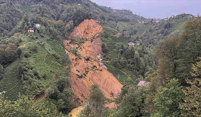 Rize'de heyelan sonucu 2 ev toprak altında kaldı