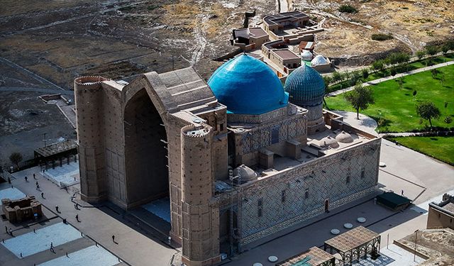 Türk dünyasının manevi başkenti Türkistan, tarihi zenginlikleriyle büyülüyor