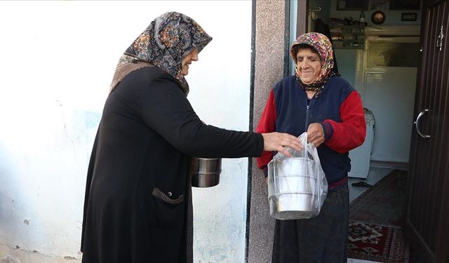 Yaşlı ve ihtiyaç sahiplerinin yemekleri gönüllü kadınların ellerinde pişiyor