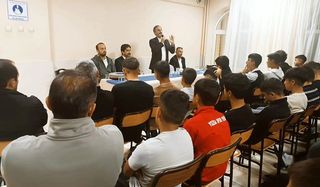 Müftü Gülden, liseli gençlerle "Sosyal Medya Ahlakı"nı konuştu