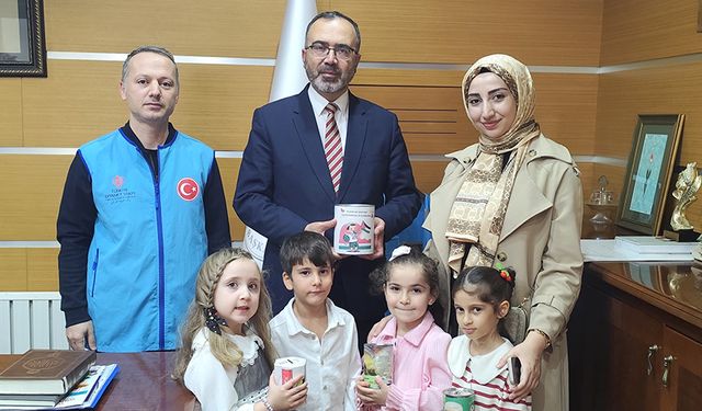 Pendik’te minikler kumbaralarını Filistin için açtı