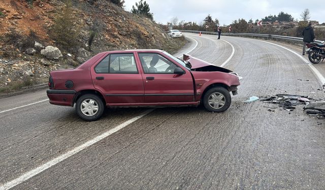 Karabük'te 2 otomobilin çarpıştığı kazada 8 kişi yaralandı