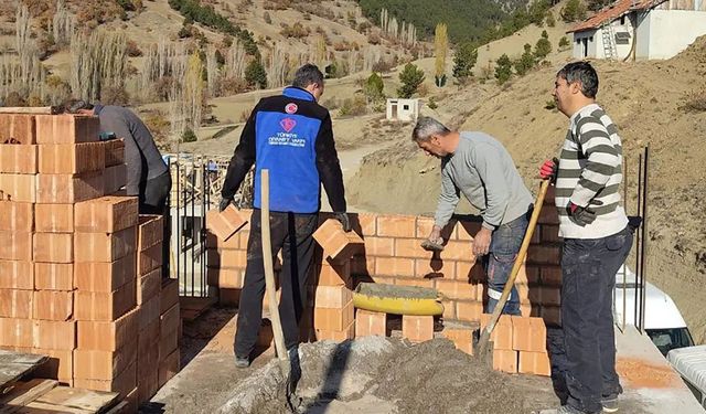 TDV gönüllüleri yangında evini kaybeden aile için kolları sıvadı