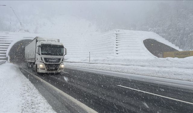 Bolu ve Düzce'de kar yağışı sürüyor