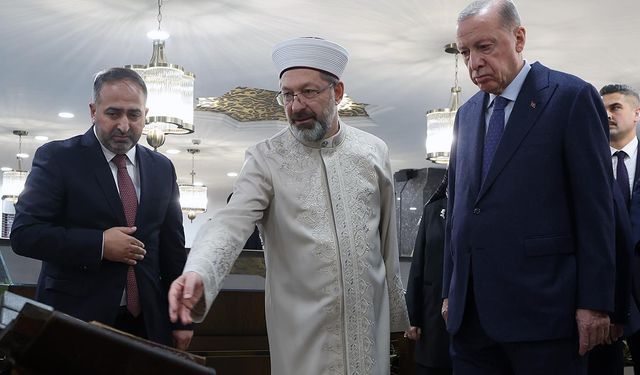 Cumhurbaşkanı Erdoğan, “Belgelerle Diyanet İşleri Başkanlığı” adlı sergiyi gezdi