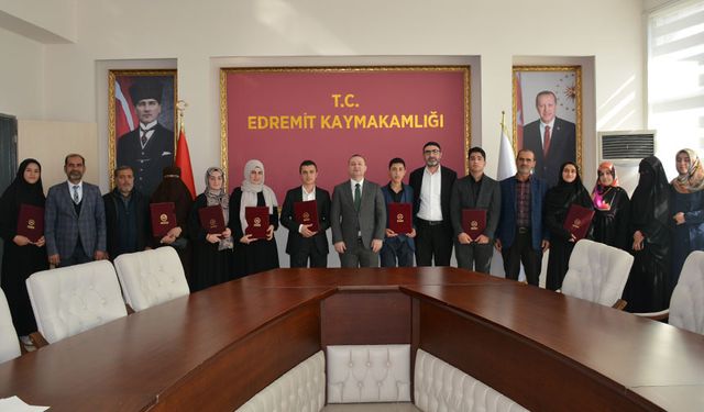 Edremit Kaymakamı Erdem, hafızlara belgelerini verdi