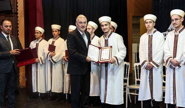 Vali Ayyıldız, Gemlik'te mezun olan hafızlara belgelerini verdi