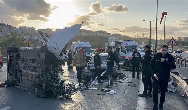 İstanbul'da TEM Otoyolu'nda 4 aracın karıştığı kazada 2 kişi öldü